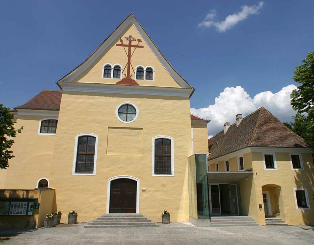 Aussenansicht Kloster Und in Krems-Stein