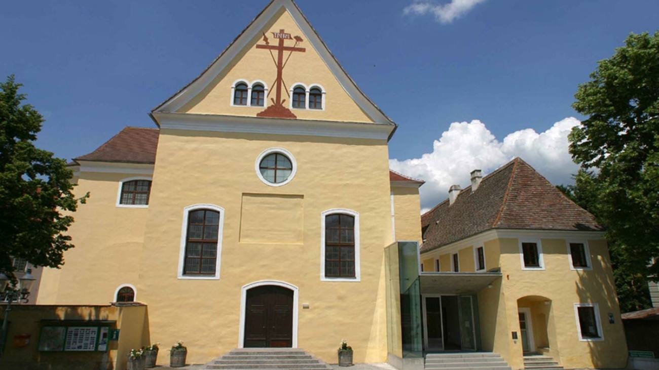 Aussenansicht Kloster Und in Krems-Stein