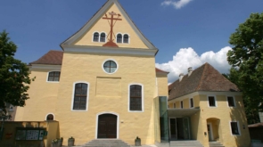 Aussenansicht Kloster Und in Krems-Stein