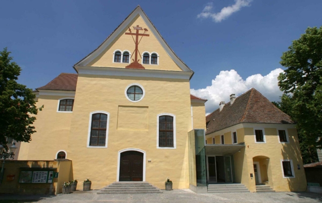 Aussenansicht Kloster Und in Krems-Stein