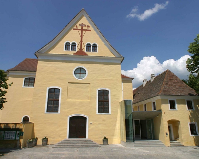 Aussenansicht Kloster Und in Krems-Stein