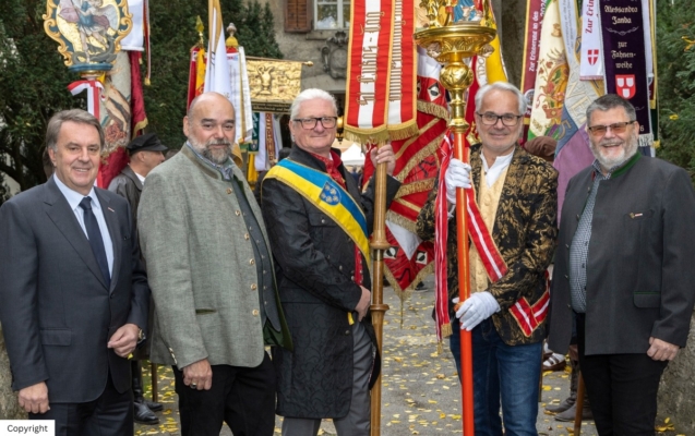 100 Jahre Malerschule Leesdorf - Einzug der Fahnenträger