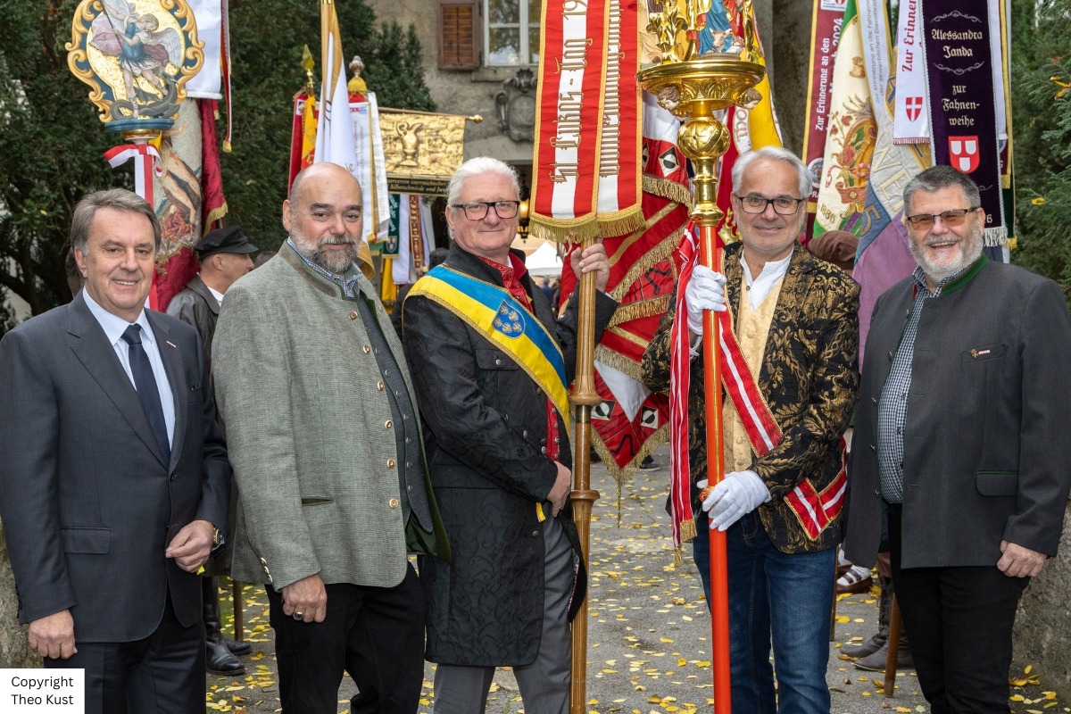 100 Jahre Malerschule Leesdorf - Einzug der Fahnenträger